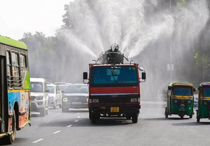 An street in India on a hot day